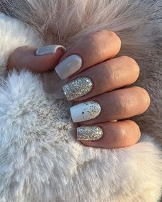 Winter Nail Designs 2023, Red Nails Glitter, Glitter Accent Nails, Squoval Nails, Formal Nails, Gold Glitter Nails, Sparkle Nails, Winter Nail Designs, Winter Nail