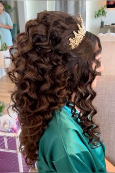 Quinceañera hairstyle!🌹 Quiencera Hairstyles Short Hair, Xv Hairstyles, Quinceañera Hair, Quinceñera Ideas, Quince Photoshoot Ideas, Quince Hair, Quince Photoshoot, Gold Quinceanera, Pink Wonderland