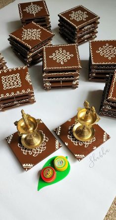 a table topped with lots of brown and white cookies