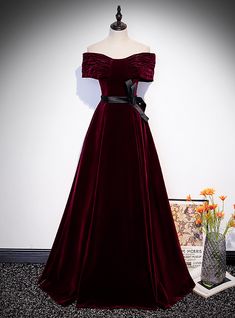 If you are looking for a personify elegant look for your wedding than slip into the lace Applique blue colored ball gown. Prom Dress Burgundy, Prom Dresses Elegant, Velvet Prom Dress, Long Formal Dress, Floor Length Prom Dresses, Burgundy Prom Dress, Burgundy Velvet, Stunning Gowns, Dress Silhouette