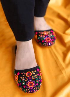 Dabka Work, Indian Shoes, Embroidered Shoes, Girly Shoes, Evening Outfits, On My Way, Footwear Design Women, Red Silk