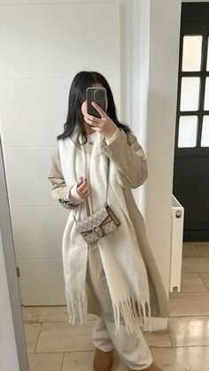 Modest Fashion Autumn, Winter Fits Modest, Classy But Casual Outfits, Modest Autumn Outfits, Zara Drip Outfit, Outfits With Scarves, Trenchcoat Style, Parka Outfit, Mantel Outfit