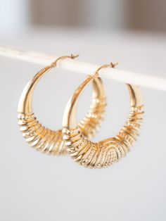 Lightweight Textured Hoop Earrings in 10k Yellow Gold Enhance your look with these modern decorative hoop earrings crafted from lightweight, hollow 10 karat yellow gold. The polished finish gives a brilliant shine, while the intricate gold detailing adds a stylish flair. Perfect for any outfit, from casual daywear to evening attire, these hoops are designed for both comfort and elegance. Their lightweight design ensures they are easy to wear all day. Add these detailed hoops to your jewelry collection for a blend of sophistication and everyday wearability. CHARACTERISTICS Measurements: 1.75 inches in length Era: Modern Composition: 10 Karat Yellow Gold Total Gram Weight: 7.3 g Inscription: 10kt -- ALL PIECES ARE SUBJECT TO PRIOR SALE DUE TO HAVING A RETAIL LOCATION. -- 30-DAY RETURN POLICY Modern Yellow Gold Diamond Hoop Earrings, Yellow Gold Metal Hoop Earrings For Anniversary, Anniversary Yellow Gold Metal Hoop Earrings, Modern Gold-tone Pierced Hoop Earrings, Gold-tone Hoop Earrings In 14k Gold, Gold-tone 14k Gold Hoop Earrings, Modern 14k Gold-tone Hoop Earrings, Modern 14k Gold Hoop Earrings In Gold-tone, Pierced Yellow Gold Hoop Earrings