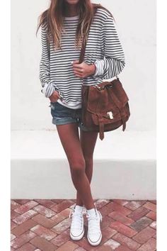 Shopstyle Converse marinière short en jean Denim Shorts Outfit, Stylish Summer Outfits, Shorts Style, Looks Style, Mode Inspiration, Street Styles, Outfits Casuales, Look Fashion