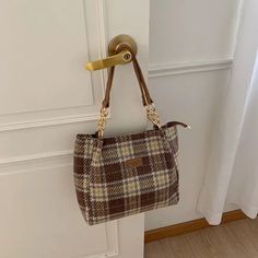 Fashion Woolen Plaid Women handbag large Capacity Letters Designer female Shoulder Bags winter new ladies Big totes Travel bag Lining Material: POLYESTER Shape: Casual Tote Main Material: wool Style: Casual Pattern Type: Plaid Gender: WOMEN Decoration: CHAINS Size: 27cm high, 30cm wide, 10cm thick Shoulder straps are 23cm high Bag Lining, Female Shoulder, Women Handbag, Casual Tote, Travel Tote, Travel Bag, Ring Earrings, Shoulder Bags, Women Handbags