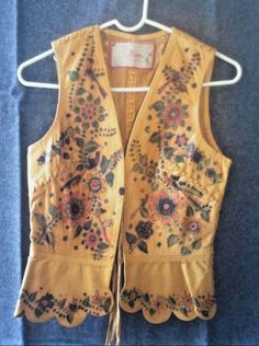 60s Fashion Hippie Woodstock, Hippie Look 70s, 60s Fashion Hippie 1960s, 70s Vest Outfits, Vintage 70s Outfits, 70s Tops Women, Hippie Clothes 70s, 1970s Hippie Fashion, Modern 70s Fashion