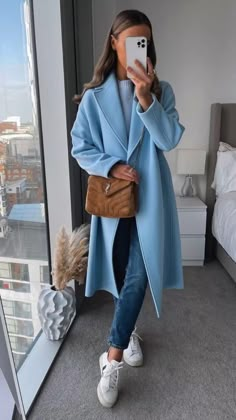 Must Have In Your Closet, Basic Clothes, Blue Winter Coat, Zara Looks, Winter Typ, Capsule Outfits, Feminine Outfit, Blazer Outfits, Zara Jeans