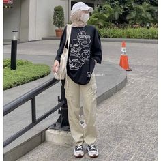 klik gambar Hijab With Tshirt, Oversized Tshirt With Baggy Pants, Oversized T Shirt Hijab Outfit, Cargo With Tshirt, Over Sized Tshirt Aesthetic, Oversized Tshirt Outfit Women Hijab, Hijabi Tshirt Outfit, Baggy Tshirt Outfit Hijab, Hijab Outfit Hoodie