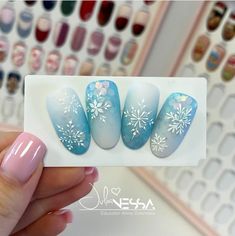 Cute Spring Gel Nails, Christmas Nail Art Designs Snowflakes, Nail Noel Christmas, Snow Flakes Nails, Ice Queen Nails, Christmas Nails Snow, Snow Nail Designs, Winter Snow Nails, Snow Flake Nail Art