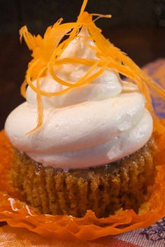 Carrot cake cupcakes topped with cream cheese buttercream and carrot shavings. Carrot Cake Frosting, Easter Dessert Table, My Country Table, Cream Cheese Buttercream Frosting, Moist Carrot Cakes, Cupcakes With Cream Cheese Frosting, Cream Cheese Buttercream