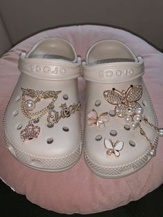 Best Croc Colors, Croc Colors Shoes, Crocs With Gold Charms, Cute Shoes Crocs, Gold Crocs Shoes, Tan Crocs With Charms, Creme Crocs, Cute Crocs Ideas, Beige Crocs With Jibbitz