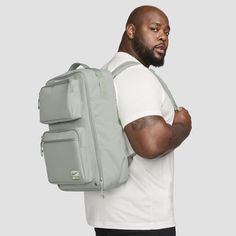 If your gym locker was a backpack, this is how it'd look. The spacious main compartment has a mesh pocket, laptop sleeve and enough room for a pair of shoes and change of clothes. It makes getting from work to your next training session a breeze. Elite Backpack, Mochila Nike, Travel Bag Set, Gym Lockers, Dark Portrait, Nike Bags, Men's Formal Style, Men's Muscle, Black Accessories