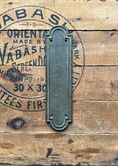 an old wooden box with a metal door handle on it's side and the words habas st oriente made in wabas berlin