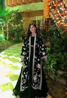 Long Shirt Outfits For Wedding, Pakistani Gown Designs, Wedding Dresses Simple Pakistani, Shadi Outfits, Barat Dress, Eid Look, Eid Looks