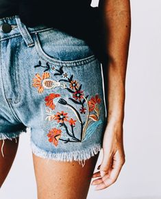 Looks Hippie, Look 80s, Denim Shorts Outfit, Embroidered Denim Shorts, 자수 디자인, Embroidered Denim, Mode Inspiration, Denim Jean, Passion For Fashion