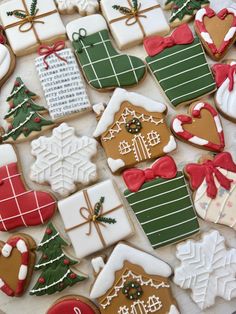 many decorated christmas cookies on a table