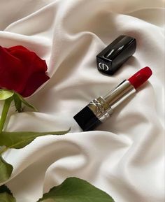 Red Beauty Aesthetic, Velvet Red Aesthetic, Makeup Cosmetics Photography, Lipstick Photos, Details Aesthetic, Estilo Ivy, Dior Lipstick, Cosmetics Photography