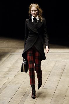 Fashion Show Ideas, Vintage Alexander Mcqueen, Show Ideas, 2006 Runway, Robes Vintage, Corporate Fashion, Work Place