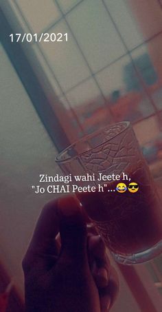 someone holding a glass with some liquid in it and the caption reads, zindani wahi jeete h jo cha pete h