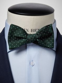 Men’s silk bow ties – Silk bow tie plain.
This self-tied plain silk bow tie should match the rest of your outfit in terms of its color and style, but it does not need to be the exact same color as the rest of the ensemble. An plain silk bow tie should not clash with the rest of the outfit. A silk bow tie is also a great choice for weddings and special occasions. Pin Collar Shirt, Canvas Laptop Bag, Green Bow Tie, Blue Bow Tie, Black Bow Tie, Silk Bow Ties, Bow Tie Wedding, Wedding Bows, Wedding Ties