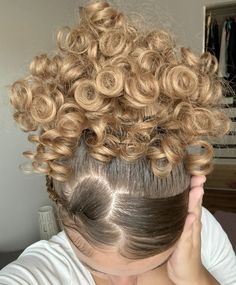 Hair inspo Curly Hairstyles Accessories, Tinsel Hair Curly, 3 B Hairstyles, Curly Hair With Tinsel, Curly Hairstyles 3c Curls, Hairstyles For Very Short Curly Hair, Hair Tinsel Hairstyles, Christmas Curly Hairstyles, Homecoming Curly Hairstyles