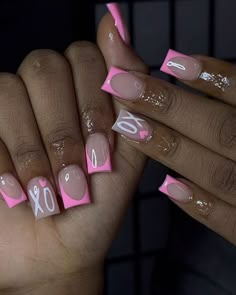 Easy Acrylic Designs, Square Nails Cute Designs, Short French With Design, Nails Acrylic Ideas Short, French Short Nails Ideas, Cute Short Pink Acrylic Nails, Short Freestyle Nail Designs, French Tip Nails With Design Short, Pretty Pink Nails Short