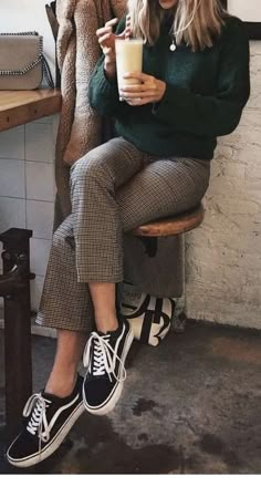 Vans Slip On Outfit, Urban Outfitters Outfit, Estilo Vans, Plaid Pants Outfit, Designer Closet, Checked Pants, Doc Martens Outfit, Closet Clothing, Vans Outfit