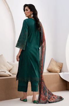 Luxury Teal Green Embroidered Pakistani Salwar Kameez Dupatta Suitis a stunning ensemble is adorned with exquisite floral embroidered creating a timeless design. Intricate designs and fine details of thread make this beautiful Pakistani Salwar Suit an epitome of beauty and whimsical grace. Embroidered Kameez: The perfectly crafted kameez is adorned with intricate embroidery on the front, and sleeves making the elegant design. The neckline and sleeves are alluring with embroidered patch details m Walima Dresses Pakistani, Bridal Lehenga Indian, Pakistani Mehndi Dress, Wedding Dresses Pakistani, Walima Dress, Indian Bridal Sarees, Lawn Design, Best Designer Dresses, Pakistani Salwar