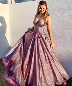 La robe de soirée violette sans manches à bretelles spaghetti avec poches est une magnifique pièce de déclaration parfaite pour toute occasion formelle. Dotée d'un tissu chatoyant dans trois teintes classiques (violet, bleu marine et or), cette robe scintillera et brillera à coup sûr. Les poches offrent un côté pratique et ajoutent une touche élégante.

 Détail de l'article

 Tissu : Satin
 Silhouette : A-ligne
 Manches : Sans manches
 Couleur : comme sur l'image, couleur personnalisée
 Détails Simple Evening Gown, Halter Dress Casual, Pink Evening Gowns, Burgundy Midi Dress, A Line Evening Dress, Sparkly Prom Dresses, Night Club Dress, Simple Prom Dress, Coron