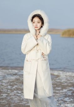 Twin Outfit, Japanese Winter, Gaun Abad Pertengahan, Wedding Coat, Korean Wedding, Twin Outfits, Hanfu Dress, Style Winter, Autumn Dress