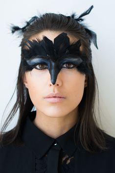 Womens Crow Costume, Bird Costume Makeup, Avant Garde Makeup Dark, Diy Crow Costume Women, Crow Queen Costume, Crow Makeup Raven Costume, Raven Halloween Makeup, Crow Costume Ideas, Raven Inspired Makeup