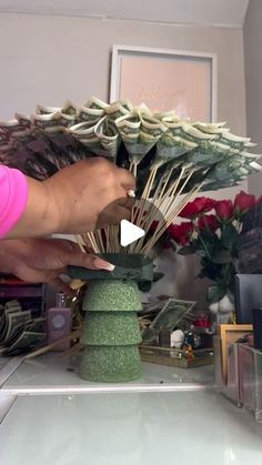 Money Ramo With Roses, Dollar Bill Roses How To Make, Money Bouquet For Men, Flowers For Men Gift Man Bouquet, Money Bouquet Aesthetic, Small Money Bouquet, Bouquet Tips, Homemade Graduation Gifts, Dollar Bill Gift