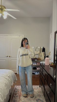 College Cold Weather Outfits, Essentials Hoodie Outfit, Neat Casual Outfits, Nyc Fits, Outfit For Fall, Essentials Hoodie, Blue Mom Jeans, Outfit Inspo Casual