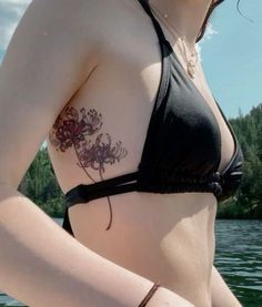 Black And Red Ink Tattoo, Red Ink Arm Tattoos, V Line Tattoos Women, Side Tats, Tattoo Best Friends, Red Spider Lily Tattoo, Best Friends Tattoo, Dr Tattoo, Flower Side Tattoo