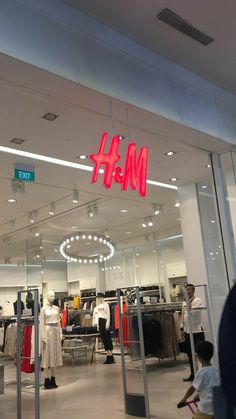 H M Store, H&m Store Aesthetic, H M Aesthetic Store, Instagram Story Ideas Shopping, H And M Aesthetic, H M Snapchat Story, Aesthetic Shopping Pictures, H&m Shop, Hm Aesthetic