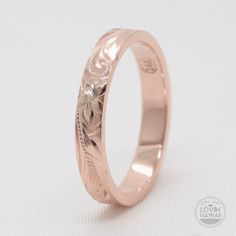 Hawaiian Rose Gold Wedding Ring This beautiful Hawaiian gold wedding ring with flower is perfect for couples who love Hawaiian tropical flower and scroll design. 100% handmade. Engraved with Hawaii's Plumeria flower and scroll. Handmade with 14K gold. Ring width is 3mm. Lovin' Hawaii Jewelry Features Made to Order. Handmade in Hawaii. Hand engraved design. Gold Karat: 14 Karat Available Gold Color: Rose Gold / Yellow Gold / White Gold Ready to Ship in 5 Business Days from HAWAII. Free inside mes Hawaiian Wedding Rings, Dainty Gold Band, Wedding Ring Hand, Hawaiian Heirloom Jewelry, Boho Wedding Ring, Rose Gold Wedding Ring, Hawaii Jewelry, Dainty Wedding Ring, Ring Sets Boho