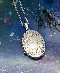 Vintage large oval locket with etched floral design and additional sterling silver chain  ( optional ) in varies lengths ( see options at check out ). This striking locket has a mid century classic etched floral design on the front and plain reverse which is stamped 925 ( 925 is the stamp for sterling silver).  The clasp opens and shuts perfectly. The pendant comes in a decorative pouch with matching ribbon bow. Description - Lenght locket - 3.5 cm  Width locket - 2.4 cm  Weight ( locket only ) - 5.4 grams  Box not included in purchase just for presentation purposes.  All items are packed safely packed in bubble wrap, brown craft paper and packed in boxes with extra protection compostable packing pellets.. All items are sent by registered tracked delivery. Thanks for looking Oval Locket Necklace With Intricate Design For Anniversary, Spiritual Silver Oval Pendant Locket Necklace, Silver Oval Locket Necklace Nickel-free, Silver Oval Locket Necklace Nickel Free, Oval Etched Necklace For Anniversary, Sterling Silver Oval Locket Necklace, Nickel-free, Oval Sterling Silver Locket Necklace Nickel Free, Oval Sterling Silver Nickel-free Locket Necklace, Silver Oval Link Locket Necklace Gift