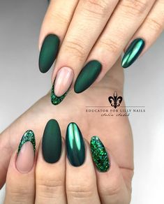 Trendy Green Nails, Matte Green Nails, Green Nail Ideas, Oval Nails Designs, Green Nail Art, Chrome Nails Designs, Simple Acrylic