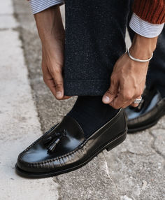 In the realm of menswear, the right winter work shoes are more than just a necessity; they're a statement. They set the tone for your entire outfit, combining practicality with a touch of sophistication. Think of them as your trusted allies against the harsh winter elements, offering not just warmth and dryness but also a certain sartorial edge. In this article, we’re diving into the essentials of what makes a great pair of winter work shoes. Winter Work Shoes, Work Shoes For Men, Official Shoes, Winter Elements, Mens Work Shoes, Footwear Brands, Harsh Winter, Formal Men Outfit, Tassel Shoes