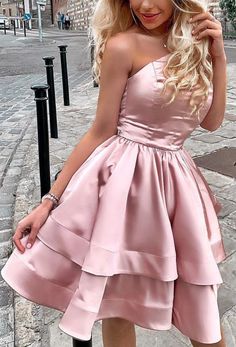 MACloth Strapless Tiered Mini Prom Homecoming Dress Pearl Pink Cocktail Party Dress #pink #homecoming #hoco2019 #hocodress #gorgeous #elegant #minidress #dress #gown #prom #prom2019 #promdress #promgown #hautecouture #eveingdress #eveninggown #wedding #bridal #Couturefashion #vestido #novias Pink Prom Dresses Short, Modest Homecoming Dresses, One Shoulder Homecoming Dress, Shorts Rosa, Simple Homecoming Dresses, Dress Pearl, Mini Dress Hot, Formal Ball Gown, Satin Homecoming Dress