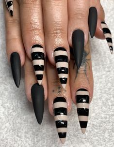 Pointy Halloween Nails Design, Halloween Witchy Nails, Nail Ideas Stiletto Long, Dark Nails Coffin, Black Themed Nails, Cool Black Nail Designs, Rune Nails, Summer Goth Nails, Goth Stiletto Nails