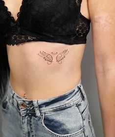 Крылья ангел ,мини тату женская,тату, татуировка Couples Hand Tattoos, Wing Tattoos On Wrist, Maching Tattoos, Tiny Wrist Tattoos, Small Girly Tattoos, Small Shoulder Tattoos, Wrist Tattoos For Women, Cute Tattoos For Women, Discreet Tattoos