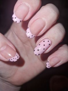 Pink and black polka dot nail design French With Polka Dots, Black And Pink Polka Dot Nails, Short Nails Polka Dots, Pink Nails With Black Dots, Poke Dot Nail, Pink And Black Polka Dot, Pika Dot Nails, Pink Nails Black French Tip, French Tip Polka Dot Nails