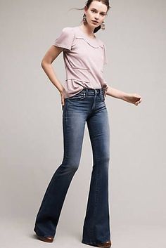 7949e456002b28988d38185bd30e77fddesc36439852ri How To Style Low Rise Jeans, Low Rise Flare Jeans Outfit, Blue Flare Jeans, London Outfit, 90s Fashion Outfits, Jean Flare, Stylish Pants