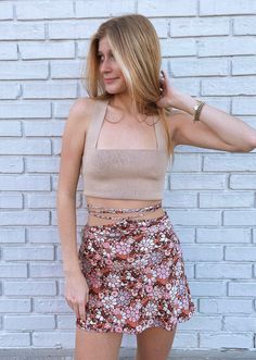 Floral Mini Skirt Outfit, Small Hips, Floral Wrap Skirt, Purple Wrap, 70s Look, Skirt Model, Future Clothes, Wrap Mini Skirt, Tan Top