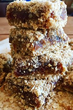 A simple blend of brown sugar, sweet dates, butter and oats, this is my ideal treat for a cozy winter afternoon! | #datesquares #dates #oats #maplesyrup #daterecipes #datesquarerecipe #healthydesserts