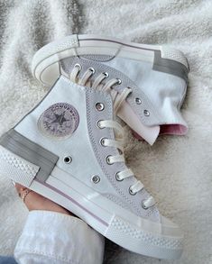 Cute Converse Shoes, Cute Converse, Dr Shoes, Preppy Shoes, Pretty Shoes Sneakers, Shoes Outfit Fashion, Embroidered Shoes, Cute Nike Shoes, Kyushu