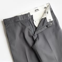 The Dickies 874 Recycled Work Pant is a classic style with an equally classic cut, built for work but at home in any environment. The 874s are made from Dickies wrinkle-resistant 66 cloth that's now produced from conciously-sourced recycled fibres, it's still that same feel and texture 65% polyester, 35% cotton twill but now better for nature. These work-inspired trousers offer Dickie's original straight leg fit with a comfortable mid-waist rise, delivering a smart yet easy look that doesn’t ski Dickies 874 Grey, Dickies 874 Pants, Grey Pants Men, Estilo Cholo, Pants Outfit Men, Dickies 874, Mens Fashion Streetwear, Grey Pants