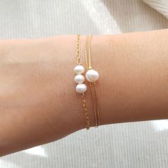 "Minimalist, wearable and delicate 14k gold filled chain bracelet with natural pearls gemstones for everyday wearing. Length: from 5,5\" to 8\" with 2\" 14k gold filled extensor chain. Width: 6-7mm single pearl. Material: 14k gold filled chain and clasp. Handmade in Spain. Ideal for a gift to silver jewelry lovers. All our products are presented in a white organza bag. If you want a different color scheme, ask us and we will design it for you :) ♡ Made with love in Valencia ♡ ------------------- Bridesmaid Gift Bracelet, Bridesmaid Pearl Bracelet, Bridesmaid Bracelet Gift, Gold Pearl Bracelet, Dainty Gold Jewelry, Miyuki Bracelet, Single Pearl, Gift Bracelet, Jewelry Dainty