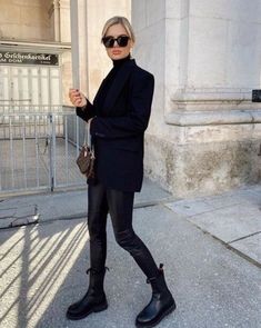 Siyah ceket ve çizme kombini.Daha fazla çizme kombini için hemen sitemizi ziyaret edin... Paris Street Fashion, Edgy Outfit, Winter Mode Outfits, Wearing All Black, Blazer Outfit, Style Inspiration Fall, Looks Street Style, Street Style Paris, Business Outfit